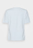 Tommy Hilfiger REGULAR NYC ROUNDALL  Basic T-shirt breezy blue heather REGULAR NYC ROUNDALL — Базовая футболка свежий голубой вереск