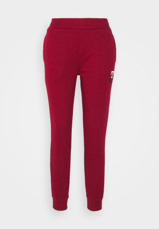 Tommy Hilfiger TAPERED MONOGRAM SWEATPANTS Tracksuit bottoms rouge СПОРТИВНЫЕ БРЮКИ TAPERED MONOGRAM Спортивные штаны румяна