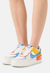 Nike Sportswear W AF1 SHADOW Sneaker low sail/university blue/game royal/rush orange/vivid sulfur/pearl white W AF1 SHADOW Низкие кроссовки женские парус/университетский синий/игровой королевский/яркий оранжевый/ярко-серный/жемчужно-белый