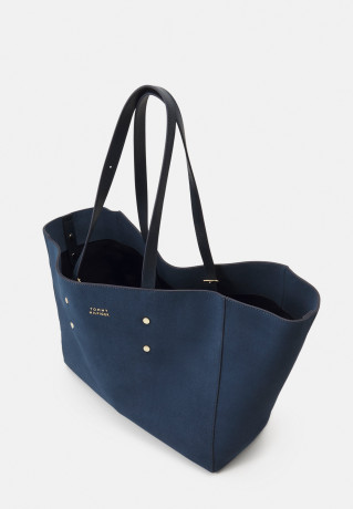 Tommy Hilfiger RELAXED LEATHER TOTE SUEDE Tote bag blue coast RELAXED LEATHER TOTE SUEDE Сумка-тоут голубое побережье