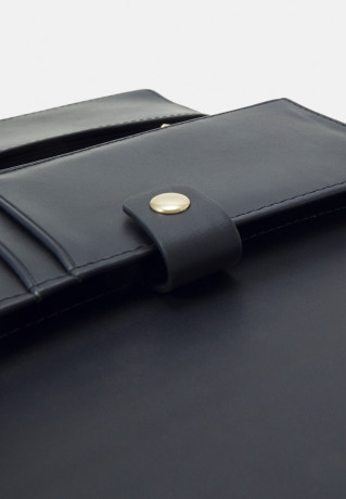 Tommy Hilfiger EMBLEM FLAP WALLET Wallet space blue КОШЕЛЕК С КЛАПАНОМ С ЭМБЛЕМОЙ Бумажник космический синий