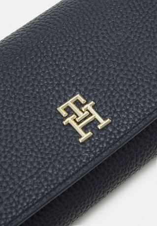 Tommy Hilfiger EMBLEM FLAP WALLET Wallet space blue КОШЕЛЕК С КЛАПАНОМ С ЭМБЛЕМОЙ Бумажник космический синий
