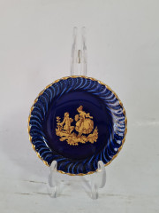 Тарелка винтажная Limoges France, голубой фарфор с золотым изображением влюбленной пары, 11 x 1,5 см, Франция, 1960-70гг.