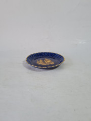 Тарелка винтажная Limoges France, голубой фарфор с золотым изображением влюбленной пары, 11 x 1,5 см, Франция, 1960-70гг.