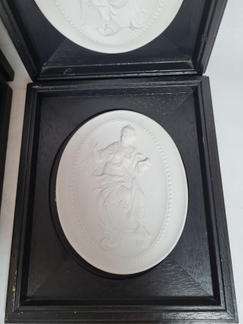 Набор картин винтажных Meissen, Thalia, керамика в деревянной раме, отлиты по оригинальным формам Дж.Дж.Кендлера, 4 шт., 23 x 19,5 см, Германия, 1981 г.