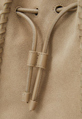 Tommy Hilfiger RELAXED BUCKET Handbag stone RELAXED BUCKET Сумочка камни