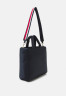 Tommy Hilfiger FLOW TOTE SOLID Tote bag space blue FLOW TOTE SOLID Сумка-тоут космический синий