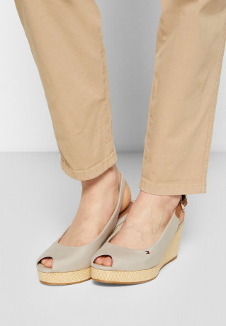 Tommy Hilfiger ICONIC ELBA SLING BACK WEDGE Platform sandals taupe ICONIC ELBA SLING BACK WEDGE Сандалии на платформе серо-коричневый