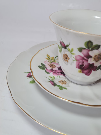Чайное трио винтажное Winterling Schwarzenbach Bavaria, белый фарфор с ярким цветочным декором и позолоченным ободком, Германия, 1960-70гг.