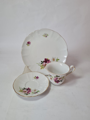 Чайное трио винтажное Winterling Schwarzenbach Bavaria, белый фарфор с ярким цветочным декором и позолоченным ободком, Германия, 1960-70гг.