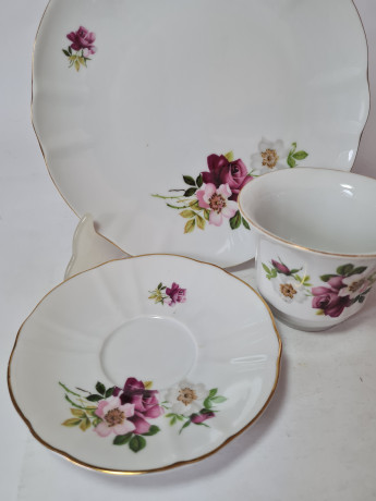 Чайное трио винтажное Winterling Schwarzenbach Bavaria, белый фарфор с ярким цветочным декором и позолоченным ободком, Германия, 1960-70гг.