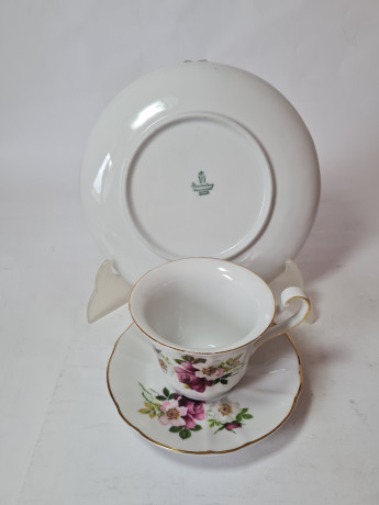 Чайное трио винтажное Winterling Schwarzenbach Bavaria, белый фарфор с ярким цветочным декором и позолоченным ободком, Германия, 1960-70гг.