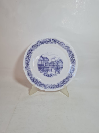 Тарелка винтажная сервировочная Arcopal  с изображением города и цветочным орнаментом, фарфор, 25 x 2 см, Франция, 1960-70гг.