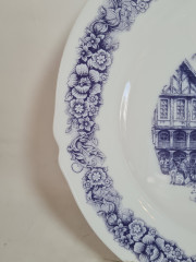 Тарелка винтажная сервировочная Arcopal  с изображением города и цветочным орнаментом, фарфор, 25 x 2 см, Франция, 1960-70гг.