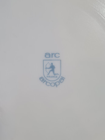 Тарелка винтажная сервировочная Arcopal  с изображением города и цветочным орнаментом, фарфор, 25 x 2 см, Франция, 1960-70гг.