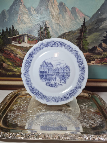 Тарелка винтажная сервировочная Arcopal  с изображением города и цветочным орнаментом, фарфор, 25 x 2 см, Франция, 1960-70гг.