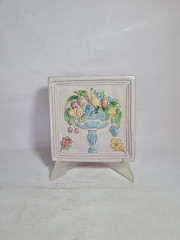 Керамическая плитка Dessauer в стиле барокко, форма плитки, выполненной мастером C.R 1693, с изображением вазы с фруктами, керамика, 18.5 х 18.5 см, Германия, 1960-70гг.