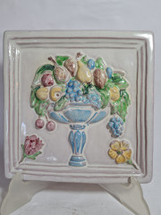 Керамическая плитка Dessauer в стиле барокко, форма плитки, выполненной мастером C.R 1693, с изображением вазы с фруктами, керамика, 18.5 х 18.5 см, Германия, 1960-70гг.