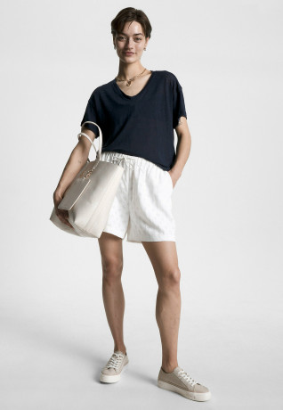 Tommy Hilfiger V NECK RELAXED FIT  Basic T-shirt desert sky V NECK RELAXED FIT Базовая футболка небо пустыни