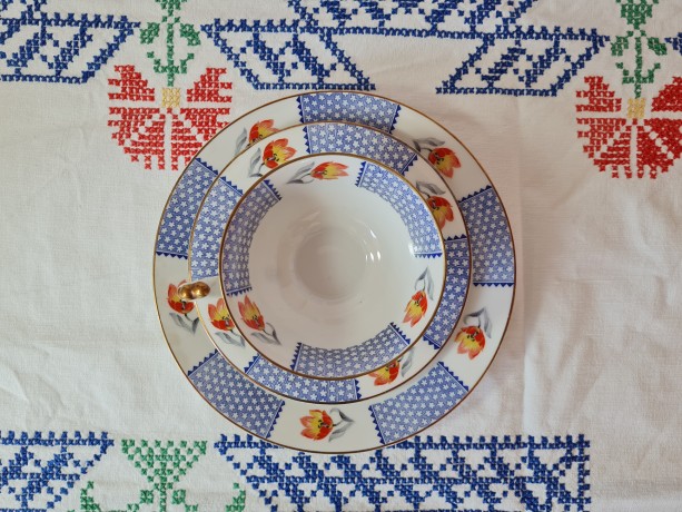 Schumann Чайное трио с красными тюльпанами, синим узором и позолотой по ободку, Германия, 1960-70гг.