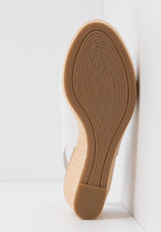 Tommy Hilfiger ICONIC ELBA SLING BACK WEDGE Platform sandals ivory ICONIC ELBA SLING BACK WEDGE Сандалии на платформе слоновая кость