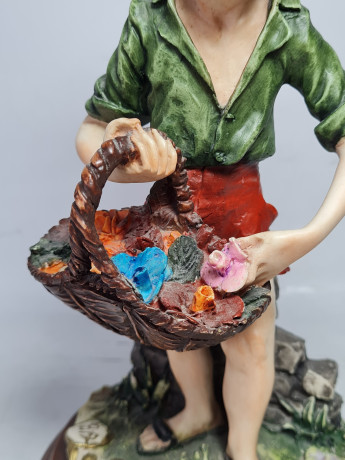 Статуэтка винтажная Giuseppe Armane "Мальчик с корзиной цветов", фарфор, 25,5 x 14 см, Италия, 1960-70гг. 