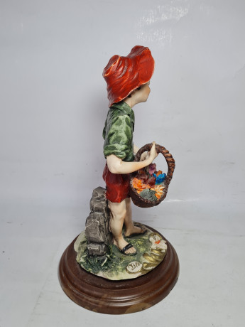 Статуэтка винтажная Giuseppe Armane "Мальчик с корзиной цветов", фарфор, 25,5 x 14 см, Италия, 1960-70гг. 