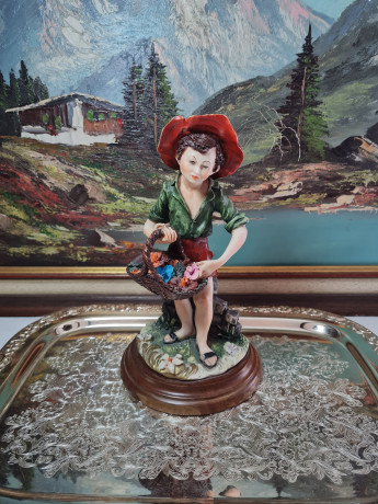 Статуэтка винтажная Giuseppe Armane "Мальчик с корзиной цветов", фарфор, 25,5 x 14 см, Италия, 1960-70гг. 
