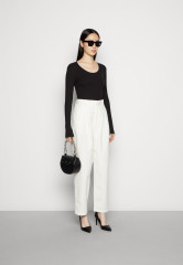 Tommy Hilfiger SLIM FRILL SCOOP-NK LS Jumper black SLIM FRILL SCOOP-NK LS Джемперы черный