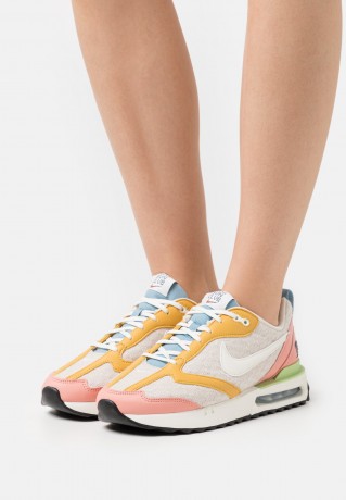 Nike Sportswear AIR MAX DAWN SE Sneaker low light orewood brown/sail/sanded gold/light madder root/worn blue/vivid green AIR MAX DAWN SE Низкие кроссовки женские светлый коричневый цвет рудного дерева/парус/песочное золото/светлый корень марены/потертый с