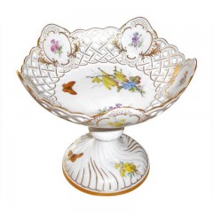 Meissen Meissen  'Neuer Ausschnitt - Blume naturalistisch bunt mit Schmetterling' Schale auf Fuss mit Durchbruch h: 18 cm / d: 16 cm Мейсен "New cut - цветочный натуралистичный красочный с бабочкой" чаша на ножке с прорывом в: 18 см / д: 16 см