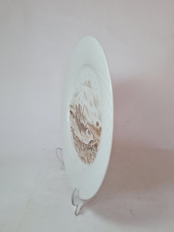 Hutschenreuther Белая фарфоровая тарелка с рисунком в коричневых тонах "На реке", 29 x 2,5 см, Германия, 1960-70гг.