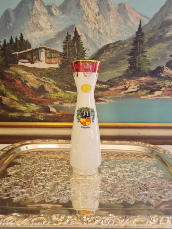 Ваза винтажная PWB Porzellan Bavaria, белый фарфор с гербом Хильдесхайм, красным и золотым декором, 21 x 6 см/5 см, Германия, 1960-70гг.