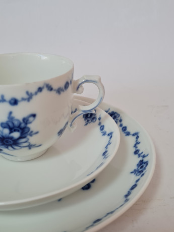 Кофейное трио винтажное Lottine, белый фарфор с розами в сине-голубых тонах, 9,5 x 6,5 см / 14 см / 18 см, Германия, 1960-70гг.