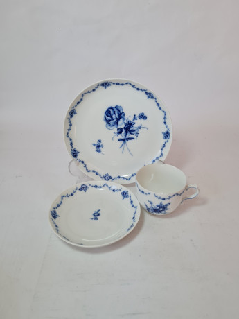 Кофейное трио винтажное Lottine, белый фарфор с розами в сине-голубых тонах, 9,5 x 6,5 см / 14 см / 18 см, Германия, 1960-70гг.