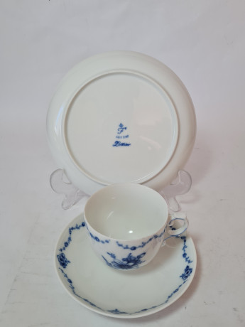 Кофейное трио винтажное Lottine, белый фарфор с розами в сине-голубых тонах, 9,5 x 6,5 см / 14 см / 18 см, Германия, 1960-70гг.