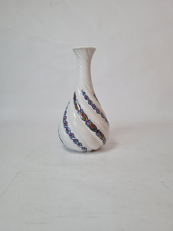 Ваза винтажная Byzantium, белый фарфор с разноцветным растительным узором, 20 x 9,5 см / 2,5 см, 1960-70гг.