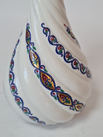 Ваза винтажная Byzantium, белый фарфор с разноцветным растительным узором, 20 x 9,5 см / 2,5 см, 1960-70гг.