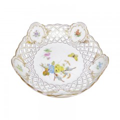 Meissen Meissen  'Neuer Ausschnitt - Blume naturalistisch bunt mit Schmetterling' Schale mit Druchbruch 18 cm Мейсен "новая огранка - цветок натуралистичный красочный с бабочкой" миска с прорывом 18 см