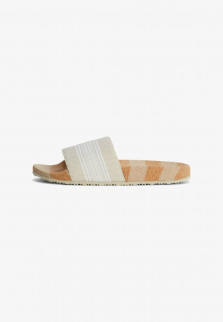 Tommy Hilfiger MONOGRAM WEBBING Pool slides light sandalwood MONOGRAM WEBBING Шлепанцы для бассейна светлое сандаловое дерево