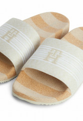 Tommy Hilfiger MONOGRAM WEBBING Pool slides light sandalwood MONOGRAM WEBBING Шлепанцы для бассейна светлое сандаловое дерево