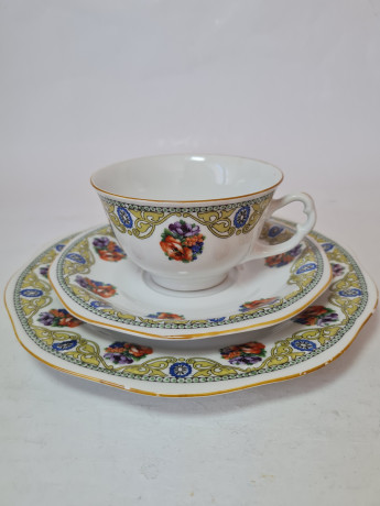 Чайное трио винтажное MCP, белый фарфор с ярким цветочным декором и золотым ободком, 11 x 5,5 см / 15 см / 19,5 см, Чехословакия, 1960-70гг.