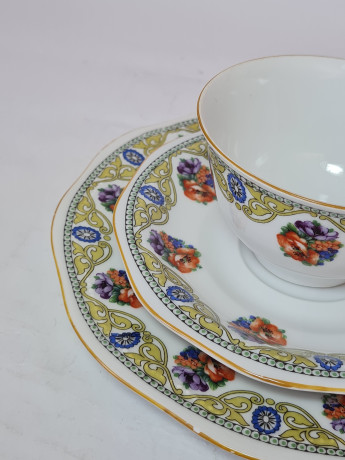 Чайное трио винтажное MCP, белый фарфор с ярким цветочным декором и золотым ободком, 11 x 5,5 см / 15 см / 19,5 см, Чехословакия, 1960-70гг.