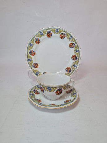 Чайное трио винтажное MCP, белый фарфор с ярким цветочным декором и золотым ободком, 11 x 5,5 см / 15 см / 19,5 см, Чехословакия, 1960-70гг.