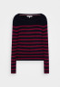 Tommy Hilfiger OPEN C-NECK SWEATER Jumper desert sky/italian wine СВИТЕР С ОТКРЫТЫМ ВЫРЕЗОМ Джемперы небо пустыни/итальянское вино