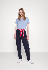 Tommy Hilfiger SCARF PLEATED TAPERED Trousers desert sky ШАРФ СО СКЛАДКАМИ Брюки небо пустыни
