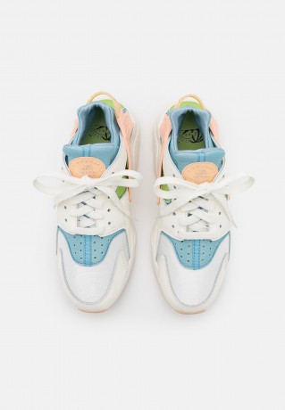 Nike Sportswear AIR HUARACHE SE OOO Sneaker low sail/arctic orange/worn blue/vivid green/white onyx/black AIR HUARACHE SE OOO кроссовки женские низкие парус/арктический оранжевый/потертый синий/ярко-зеленый/белый оникс/черный