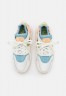 Nike Sportswear AIR HUARACHE SE OOO Sneaker low sail/arctic orange/worn blue/vivid green/white onyx/black AIR HUARACHE SE OOO кроссовки женские низкие парус/арктический оранжевый/потертый синий/ярко-зеленый/белый оникс/черный