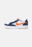 Nike SB ADVERSARY PREMIUM UNISEX Sneaker low navy/safety orange/navy/white ADVERSARY PREMIUM UNISEX Низкие кроссовки женские темно-синий/безопасный оранжевый/темно-синий/белый