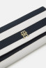 Tommy Hilfiger ICONIC FLAP STRIPE Wallet breton ICONIC FLAP STRIPE Бумажник бретон